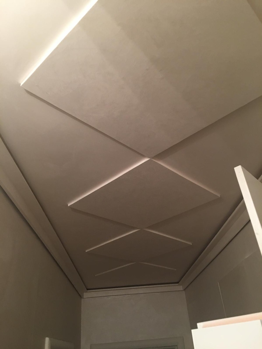 Controsoffitto in cartongesso con riquadri geometrici e luci LED lineari, finitura grigio tortora