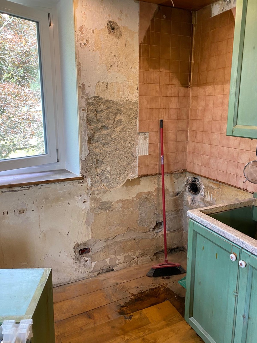 Cucina in ristrutturazione con intonaco rimosso e muratura da risanare