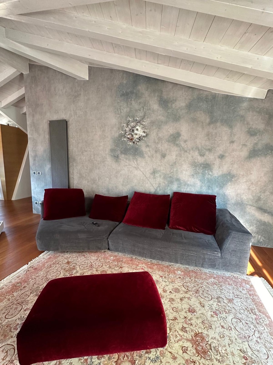Parete decorativa effetto nuvolato in un soggiorno