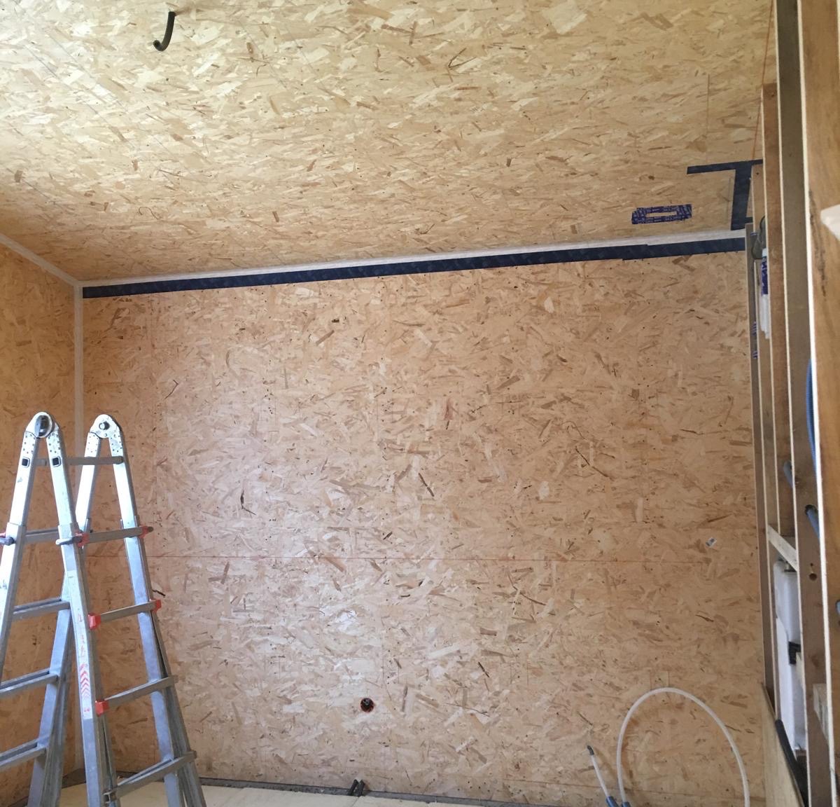 Vano interno rivestito con pannelli OSB e nastro sui giunti, con scala a libro