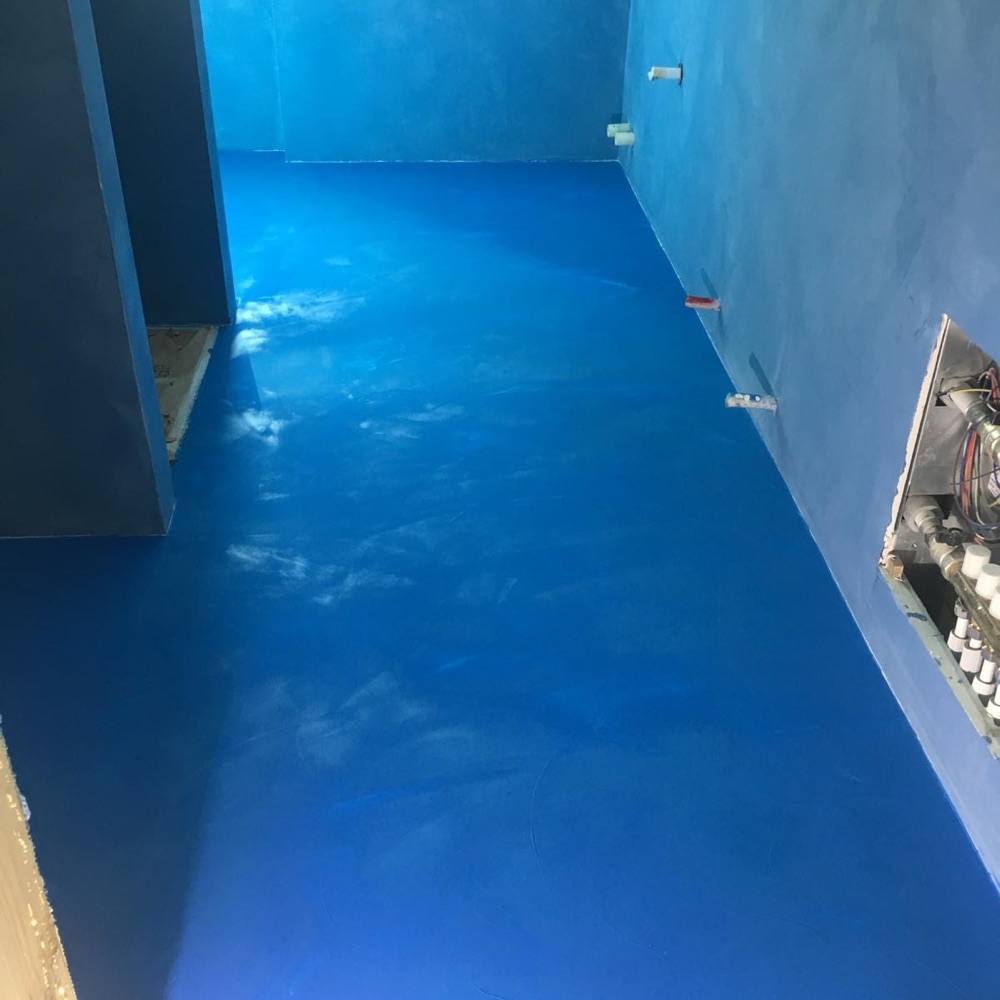 Locale interno con impermeabilizzazione blu continua su pavimento e pareti